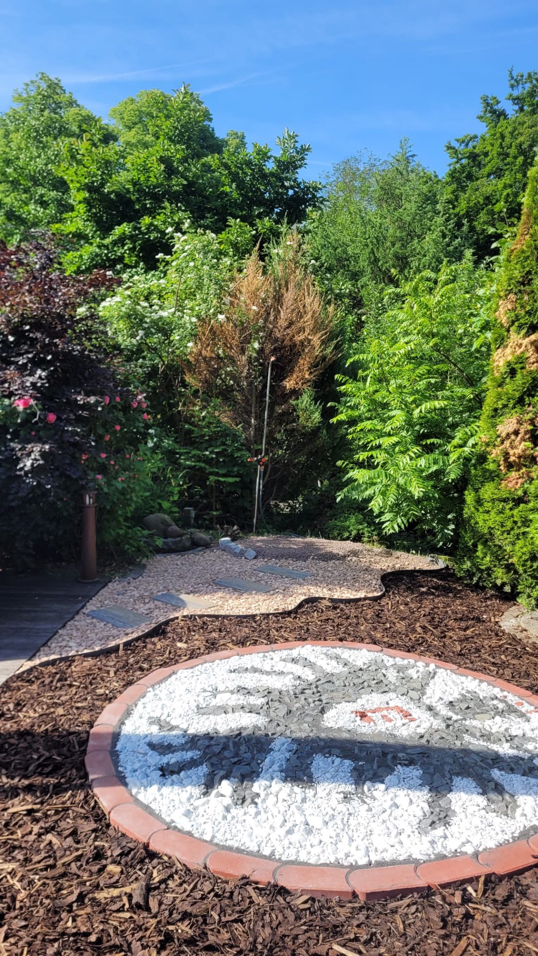 Gepflegter Garten mit Trittplatten-Weg, Kies- und Mulchflächen, Beeteinfassungen und Bepflanzung