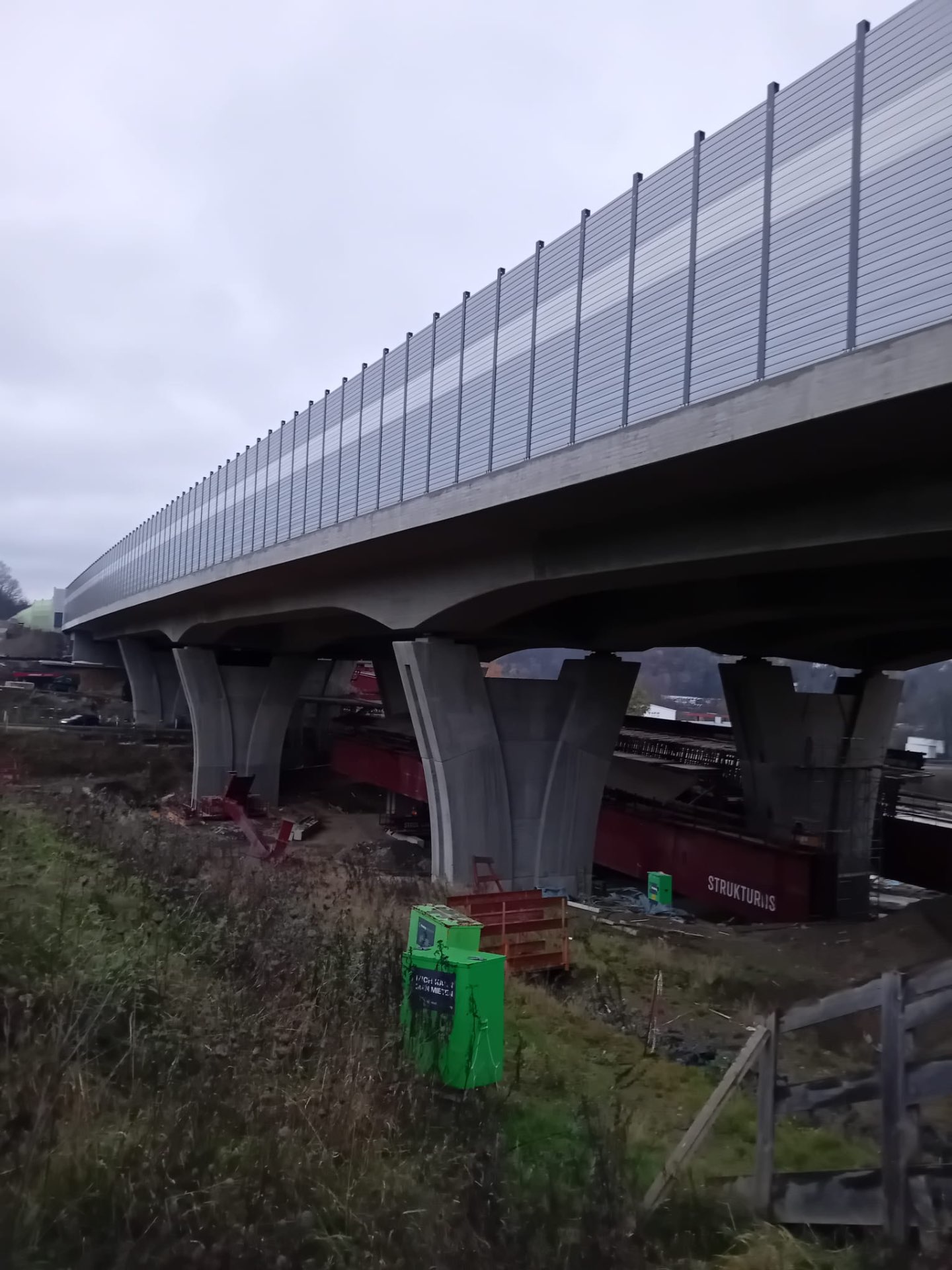 Fertiggestellte Autobahnbrücke aus Stahlbeton mit Lärmschutzwand als Referenzprojekt im Ingenieurbau