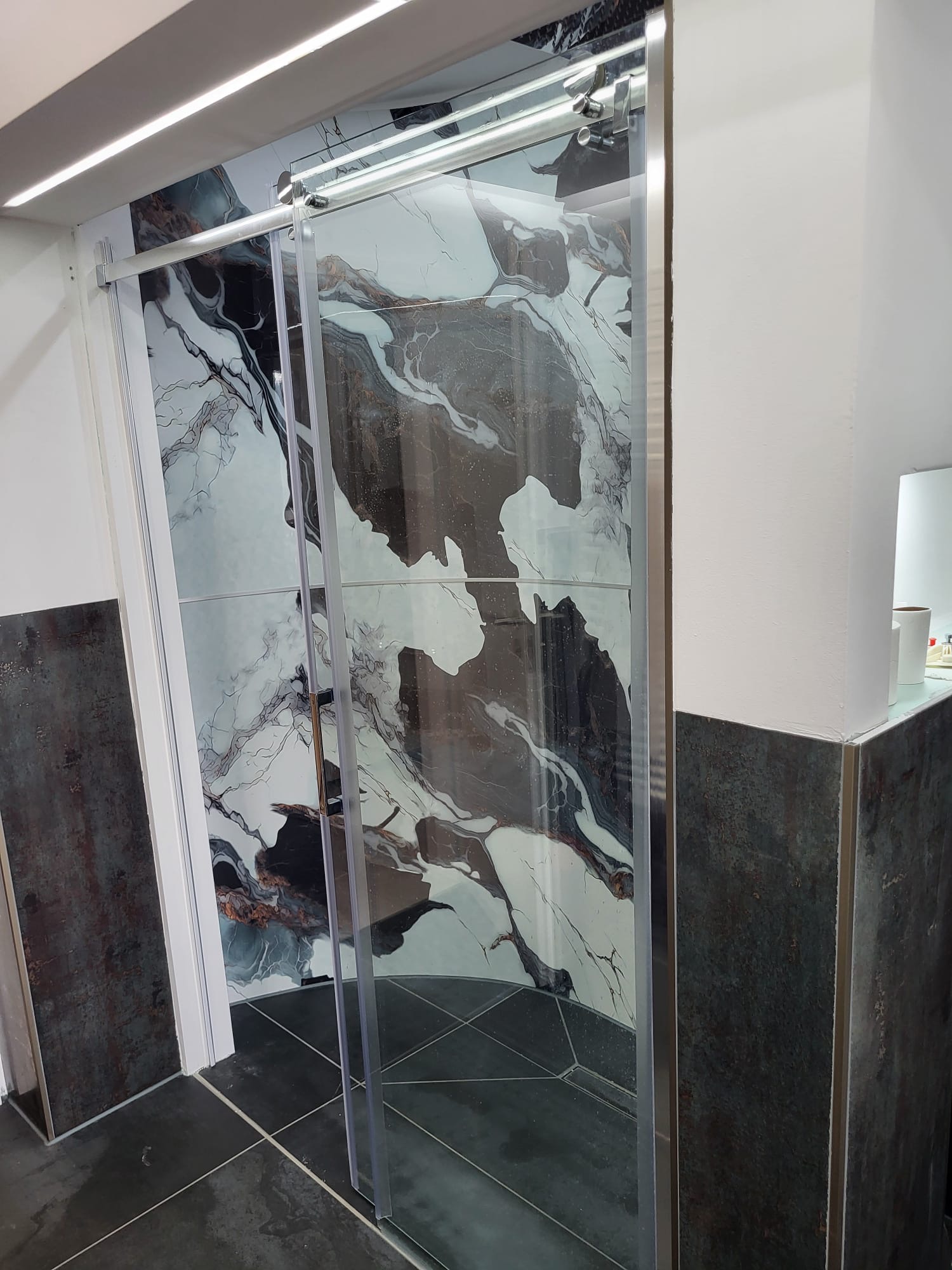 Bodengleiche Walk-In Dusche mit Marmor-Optik Großformatfliesen, Glasschiebetür und LED-Beleuchtung